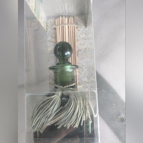 Lemongrass fragrance reed diffuser new in box green bottle with stopper - Picture 5 of 5
